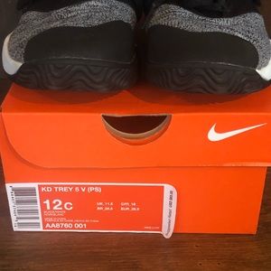 Kids KD Trey 5 basketball shoes. Size 12